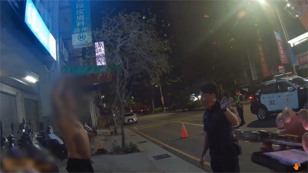 員警上前勸說，酒醉男子仍不停逼近員警大吼大叫。圖／台視新聞