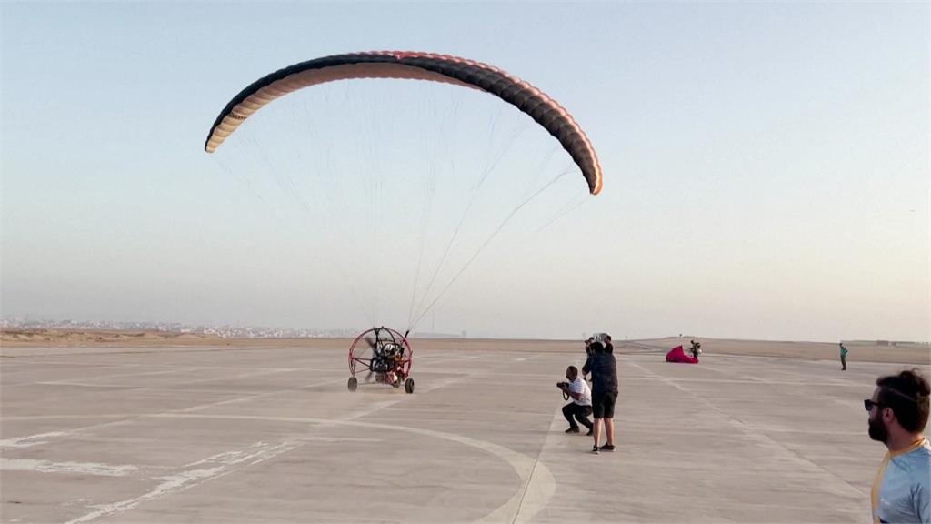 民眾搭動力飛行傘，從高空觀賞金字塔。圖／路透社