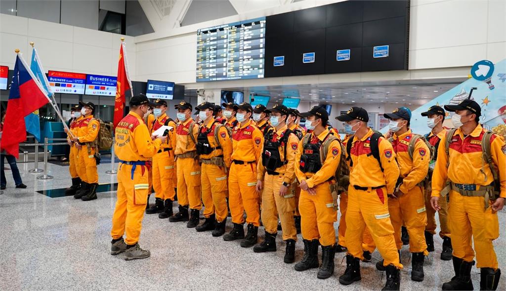 政院核定消防、海巡、空勤危險加調高15%（圖為今年二月台灣國際搜救隊集結前往馳援土耳其 ）。圖／翻攝自Facebook@NFA999