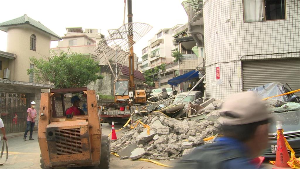 台北市再興社區19日發生女兒牆嚴重坍塌意外，環保局進行清除作業。圖／台視新聞