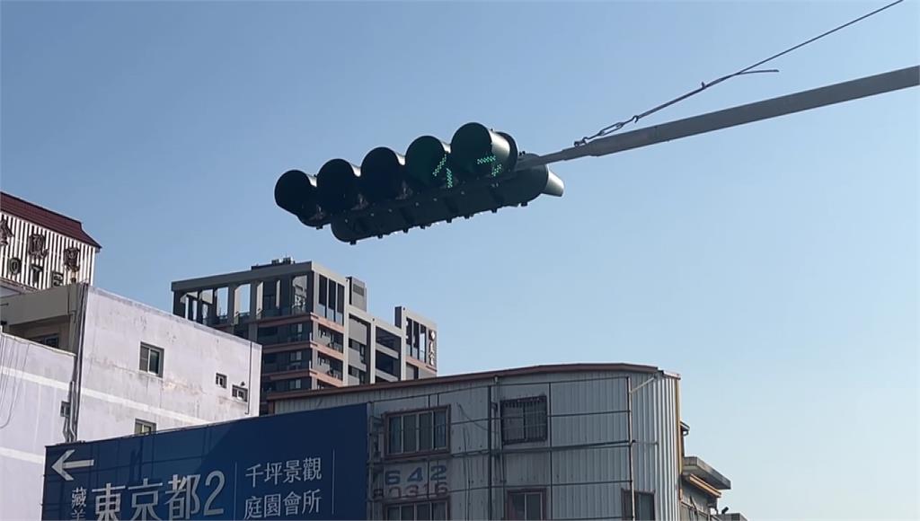 不知路口號誌「改箭頭」！騎士集體違規遭警攔下 引網友正反議論