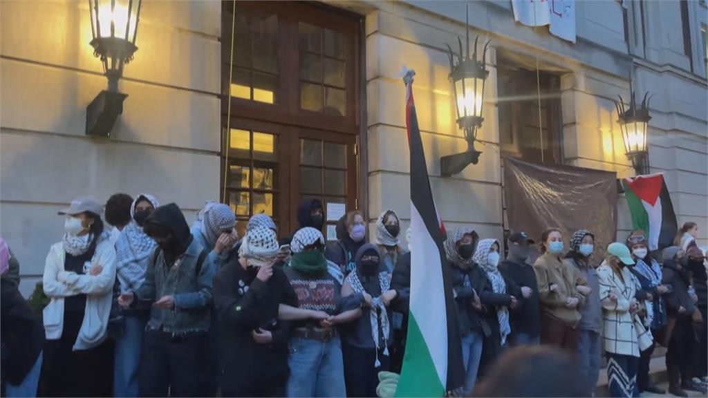 美國多所大學校園，爆發挺巴勒斯坦的示威抗議。圖／畫面攝自AP