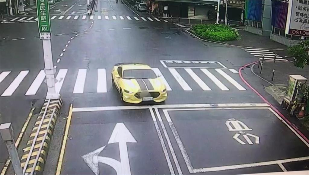 台南一輛黃色野馬超跑直接在中西區民生路上逆向行駛。圖／台視新聞