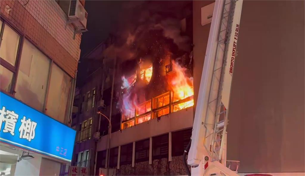 台灣大道住宅慘遭祝融 烈焰竄燒6人一度困頂樓