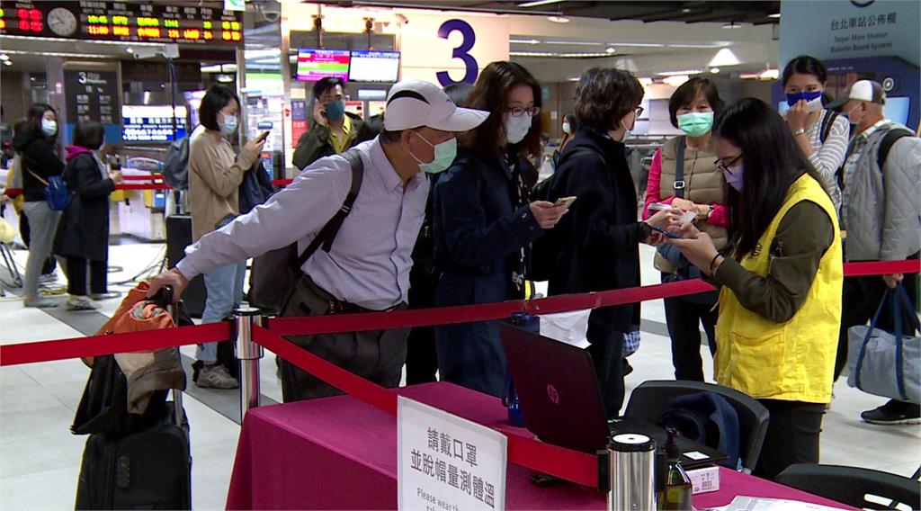 台北車站有許多旅客擠在閘門前，想知道列車什麼時候恢復。圖：台視新聞