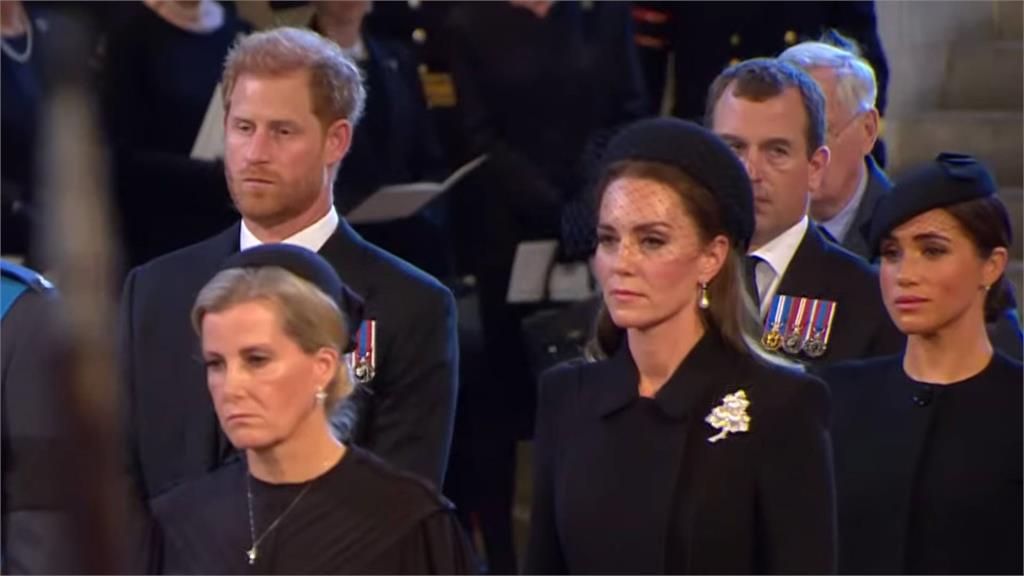 梅根（右）因在女王移靈期間化濃妝、與哈利牽手遭批評。圖／翻攝自YouTube@The Royal Family