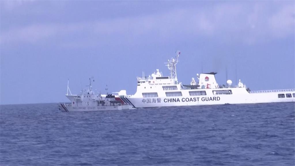 一開始中國海警船隻還在菲律賓巡邏艦的後方。圖／美聯社