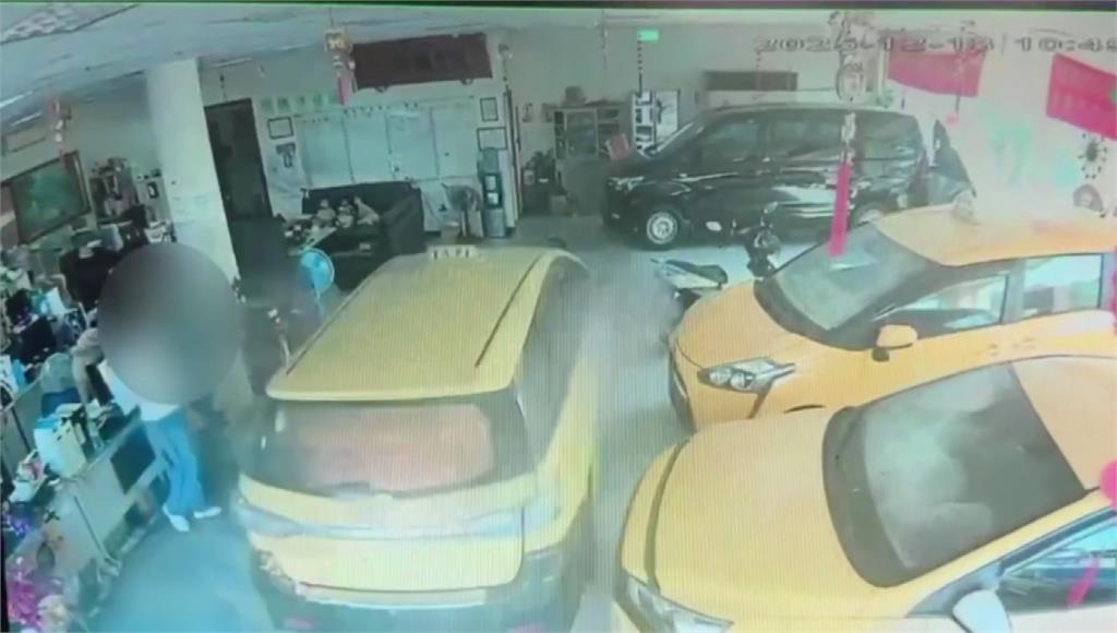 多次肇事「不滿遭收牌」！ 高雄小黃運將點火燒車衝撞車行