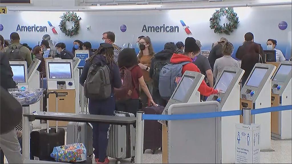 Omicron在美國爆發，也導致多個航班受到影響，許多民眾滯留在機場。圖：AP
