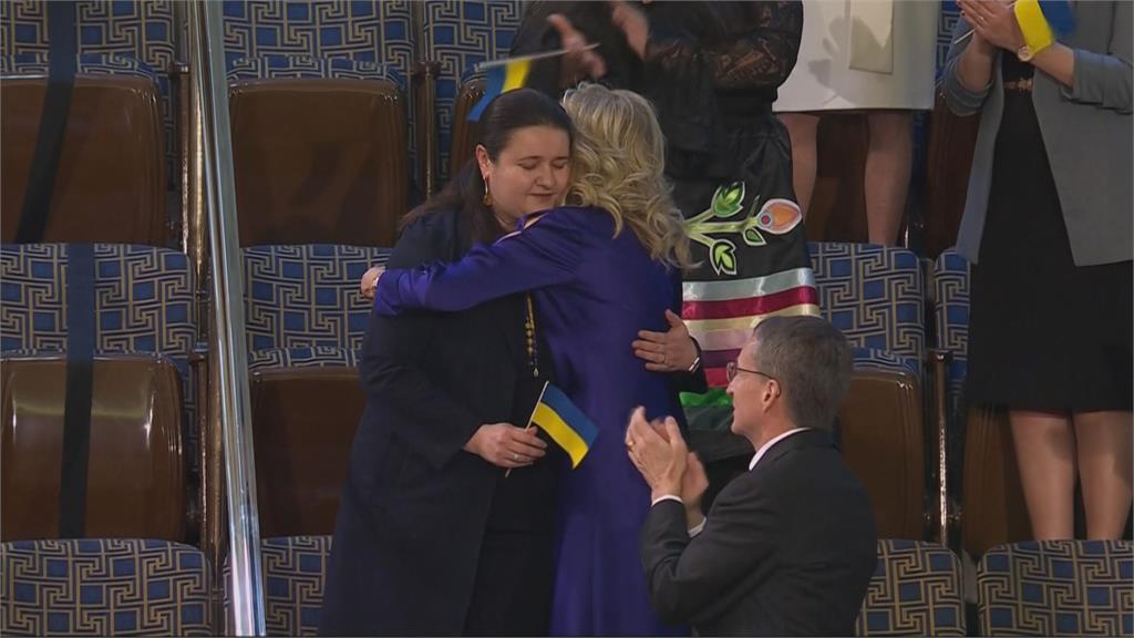 美國第一夫人吉兒給烏克蘭駐美大使一個大大的擁抱。圖／翻攝自AP Direct