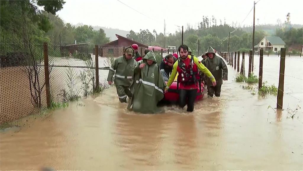 智利豪雨釀災撤數百人！房屋滾落山坡、河川氾濫淹水「成人腰部高」