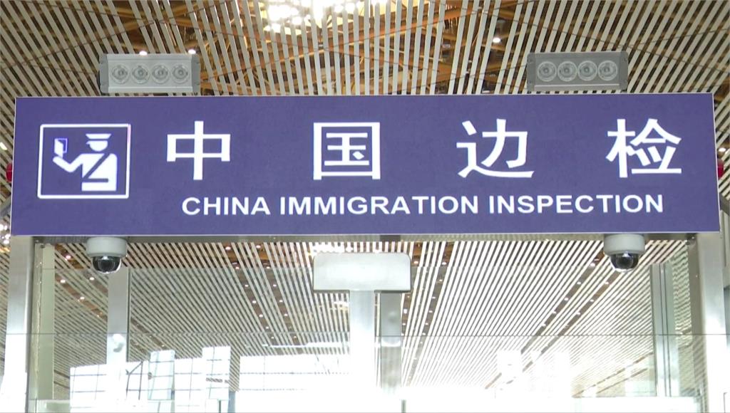 中國要求從美加、日韓、新加坡等國入境的旅客，須出示48小時內的PCR陰性證明。圖／美聯社、路透社、CNN