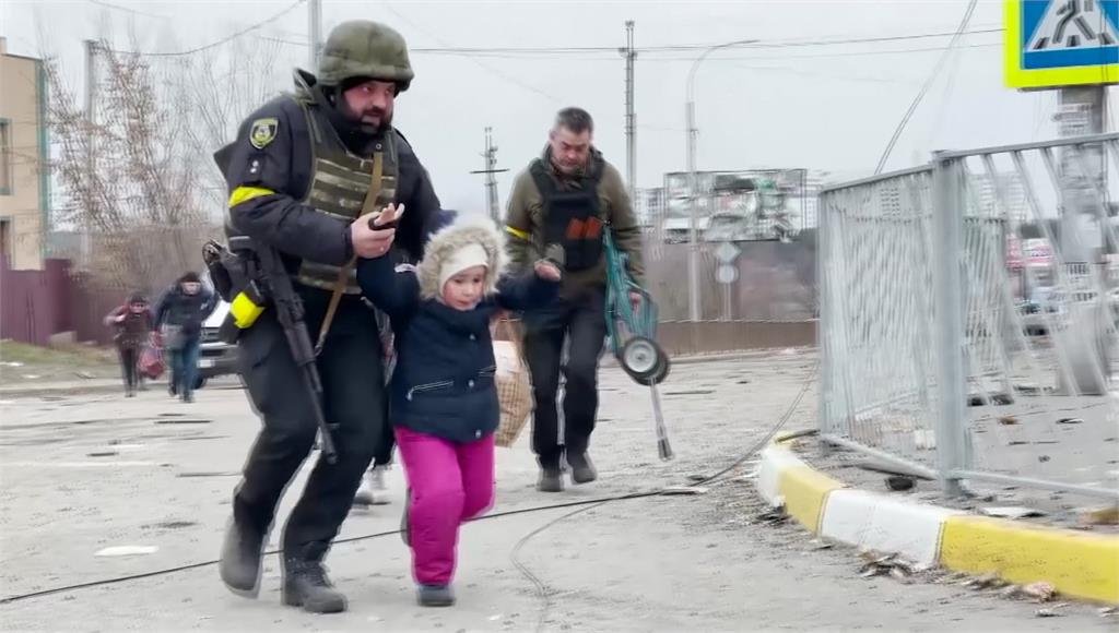 基輔週邊爆發激烈戰鬥，孩子倉皇逃離家園。圖／翻攝自AP Direct