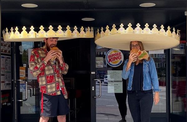 德國漢堡王送「巨型皇冠」紙帽給消費者。圖：翻攝自臉書粉專Burger King Deutschland