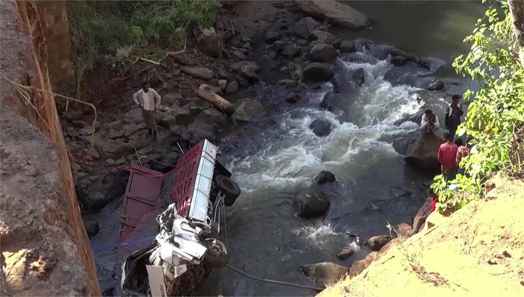 衣索比亞超載卡車墜河，71人亡。圖／路透社