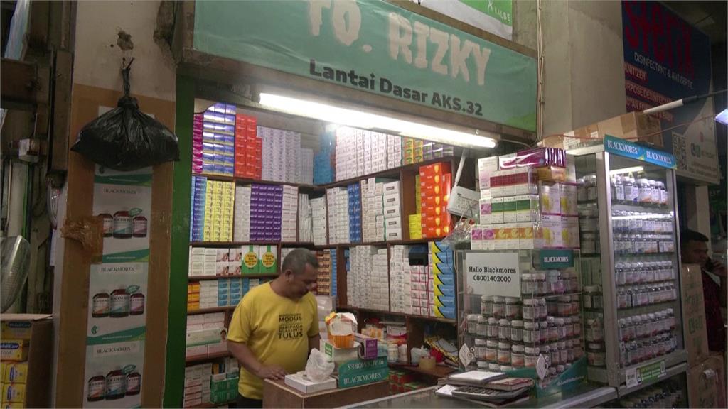 印尼下令國內所有藥局跟診所暫停販售或開立所有感冒糖漿。圖／路透社