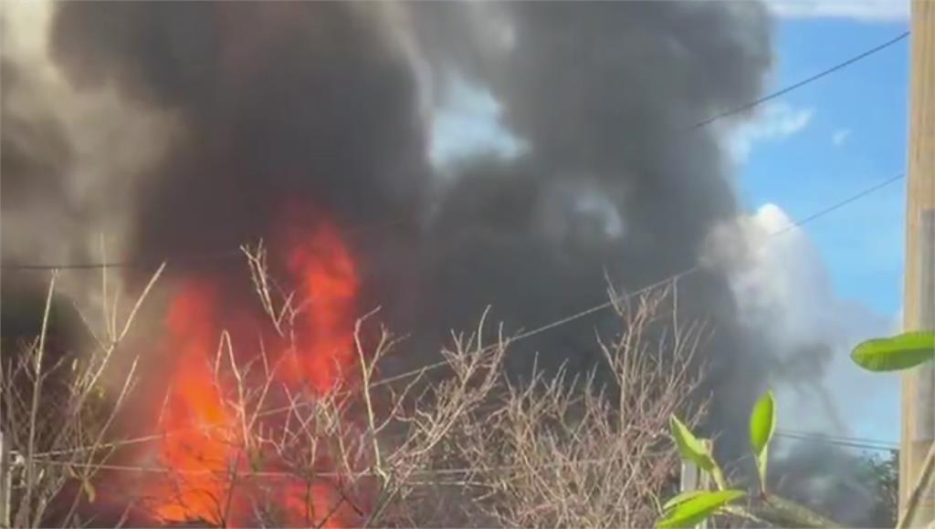 南投埔里鐵皮屋大火！黑煙直竄天際 消防隊救援