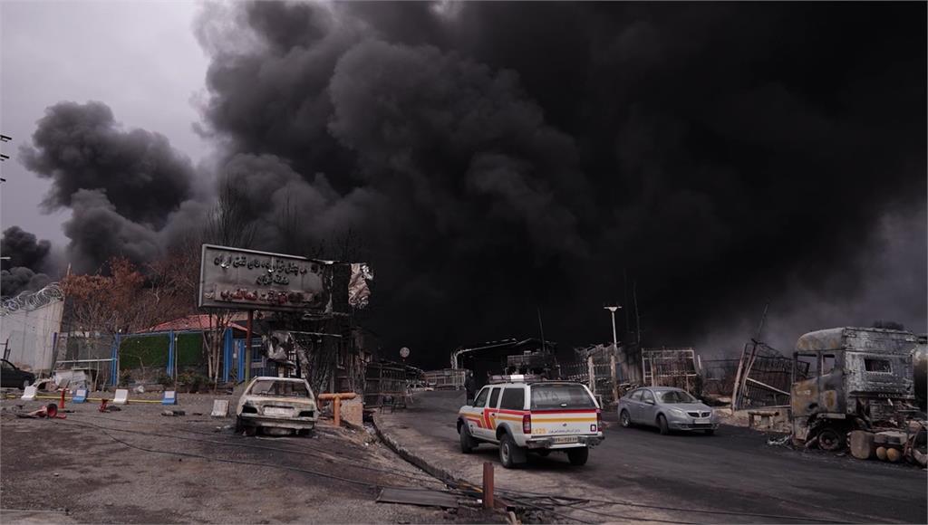 以色列炸伊朗油庫「德黑蘭下黑雨」 原油破100美元自2022年7月首見 