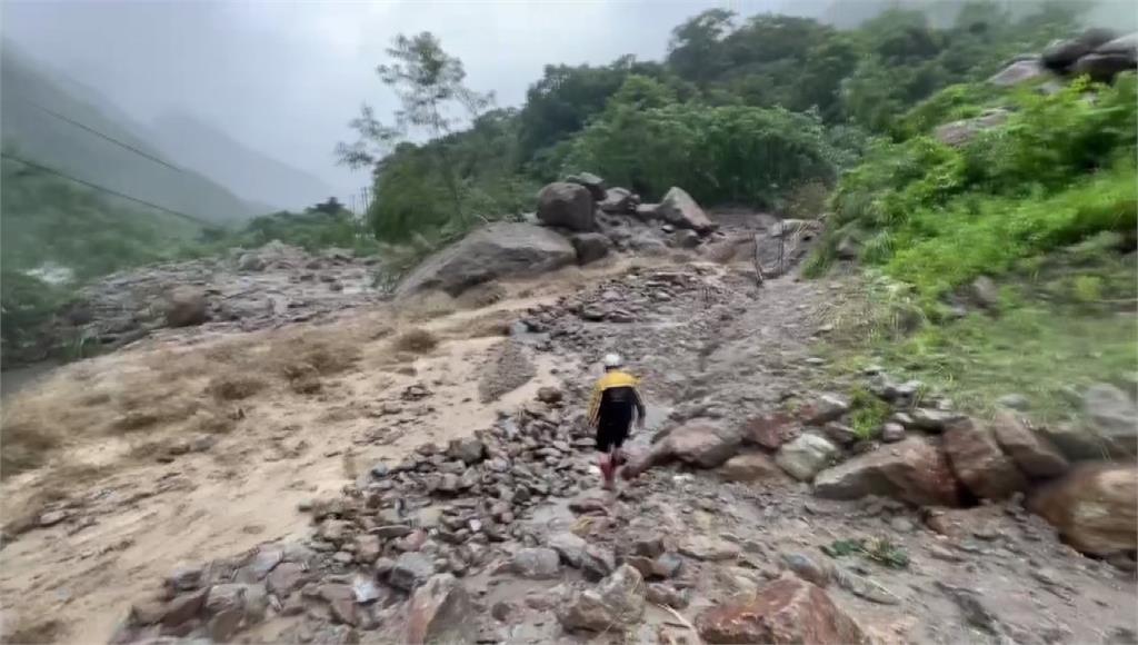 宜蘭南澳鄉碧候村金岳路段發生土石坍方。圖／台視新聞