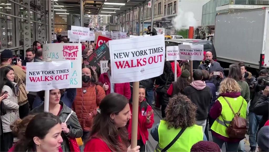 「紐時」上千員工上街罷工。圖／路透社