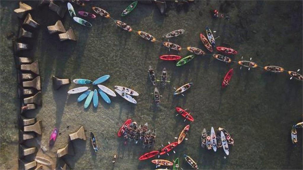獨木舟、SUP槳板等遊具排爆小琉球沙灘。圖／台視新聞 