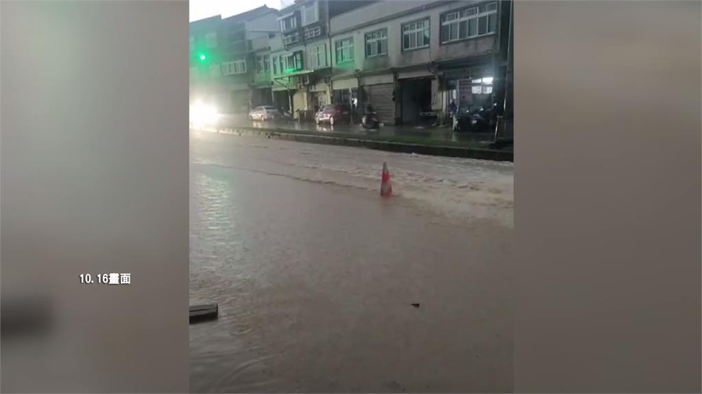 雨彈狂炸宜蘭，短短10分鐘大馬路就被淹沒。圖／台視新聞
