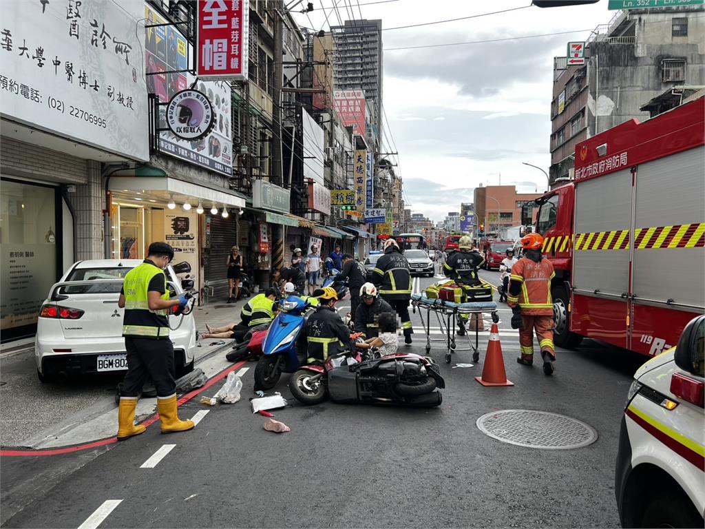 新北土城今（27）天下午發生嚴重車禍。圖／台視新聞