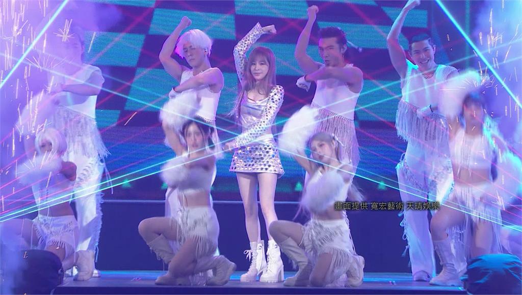 王心凌北小巨蛋開唱！ 7套女神造型亮相「紅禮服襯白皙美翻」