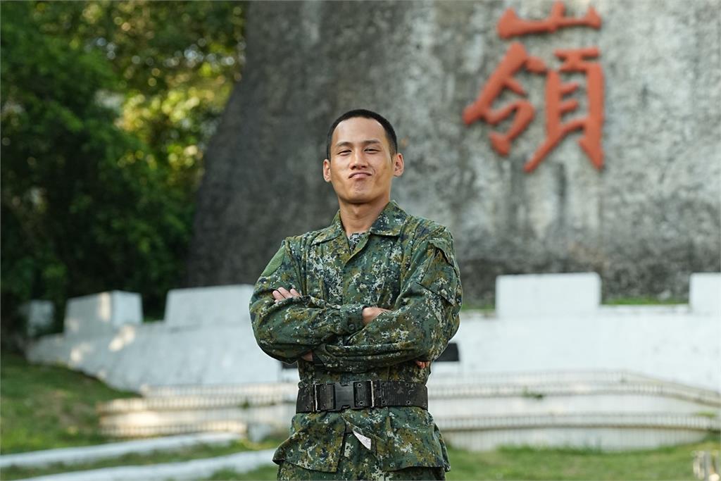 阿夫當兵隨身帶筆記本紀錄心情。圖／台視