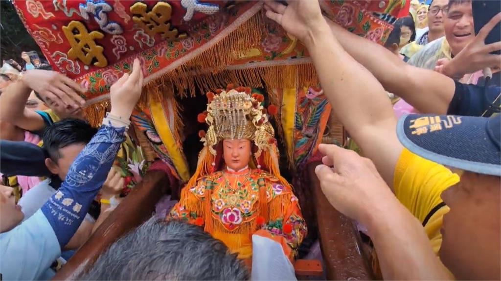 回鑾前重頭戲！2女神秋茂園「分轎」回宮　信徒擠爆台一線見證