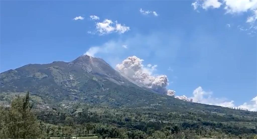 印尼默拉皮火山噴發。圖／翻攝自推特@BPPTKG