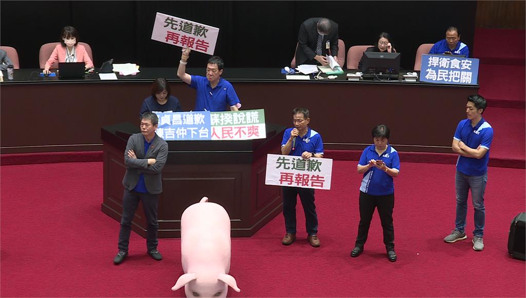 國民黨團高舉看板，要求行政院長蘇貞昌先道歉，才能上台報告。圖：台視新聞