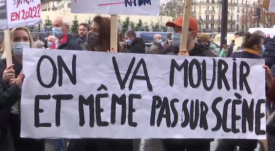 法國巴黎街頭湧入示威民眾，抗議政府防疫紓困不力。圖：翻攝自AP direct