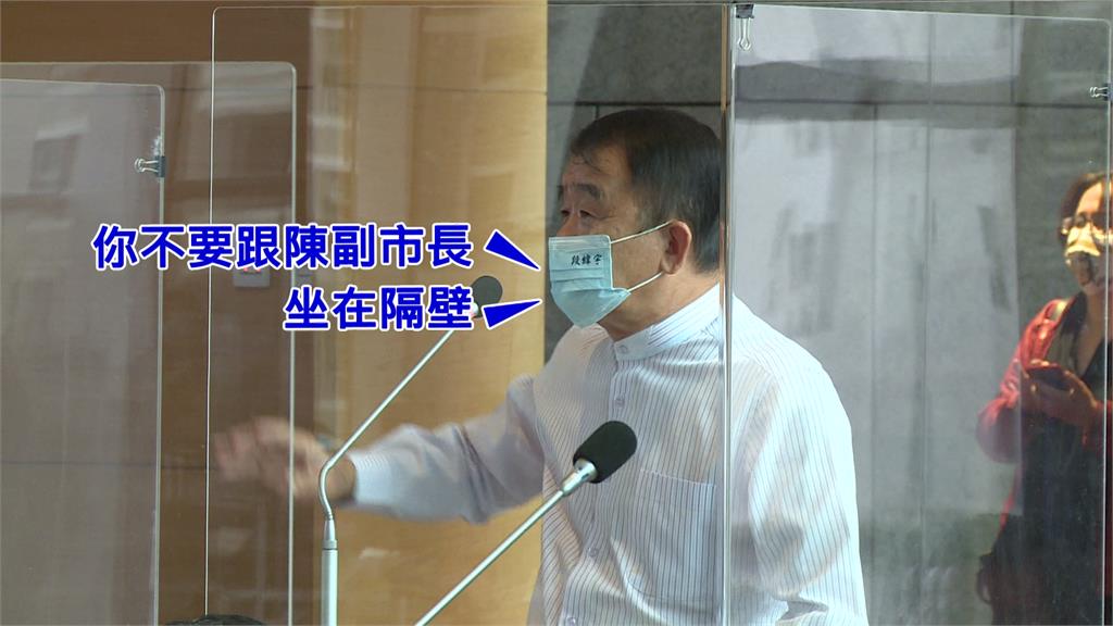 台中市議員段緯宇要求新聞局代理副局長離副市長陳子敬遠一點。圖／台視新聞