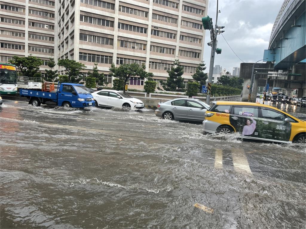 雷雨狂炸！桃園龜山午後淹水開車像開船 畫面曝光