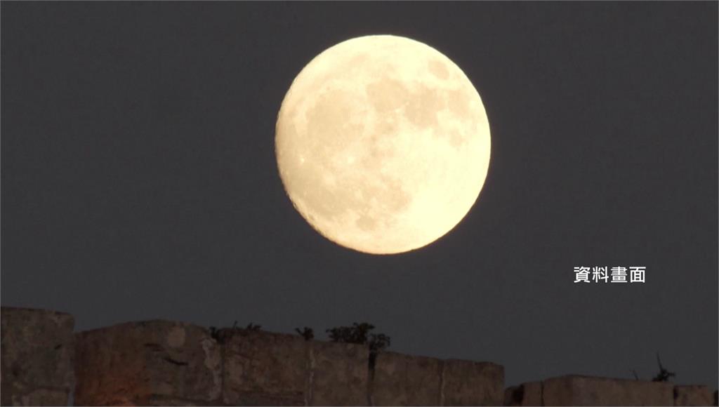台北市立天文館推估，今年中秋節台灣晚間6、7點剛好「正對月亮」，是十年來中秋月最圓的一次。圖／台視新聞（資料畫面）