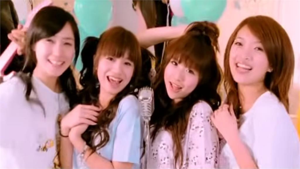 〈Shining Kiss〉歌詞在網上引發討論。圖／翻攝自黑澀會美眉〈Shining Kiss〉
