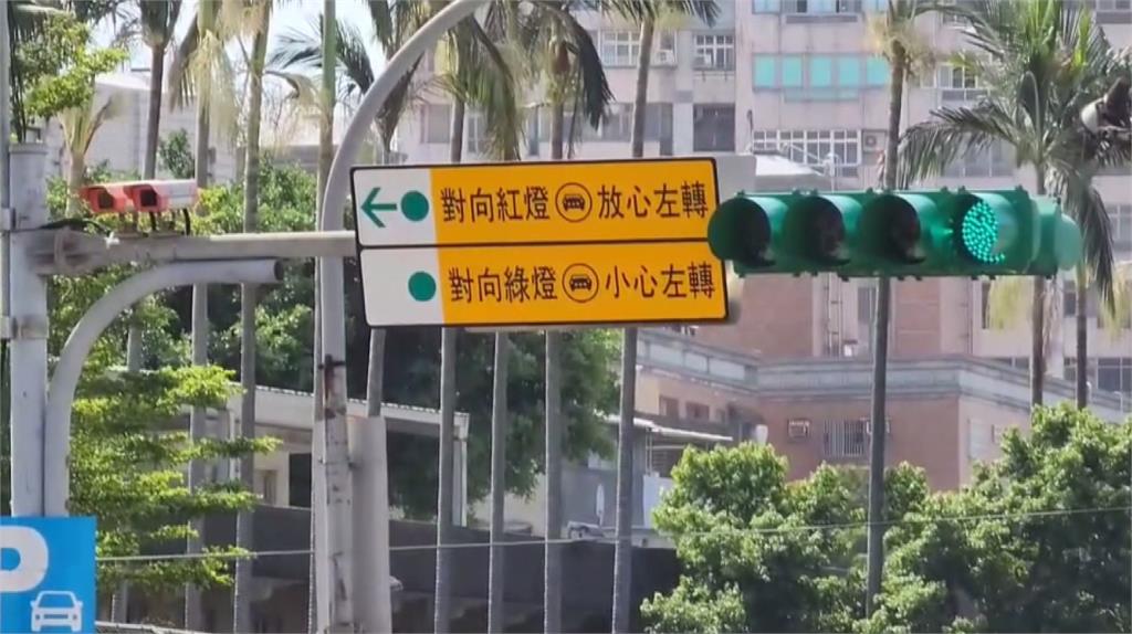 桃園紅綠燈旁文字告示牌，用路人看了還是不懂。圖／台視新聞