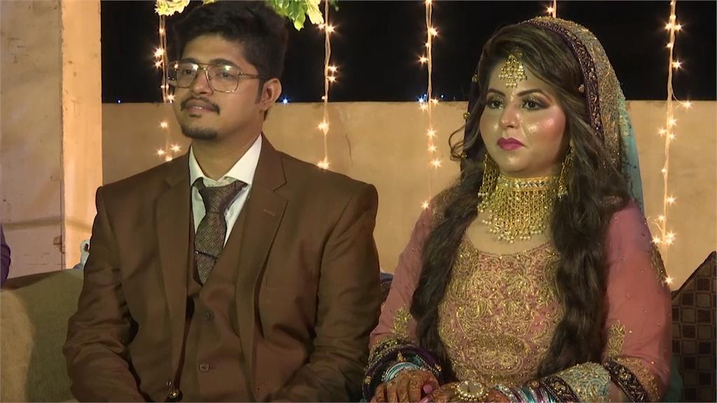 巴基斯坦結婚時，新娘子一定要穿金戴銀，才能「多金多福氣」。圖：台視新聞