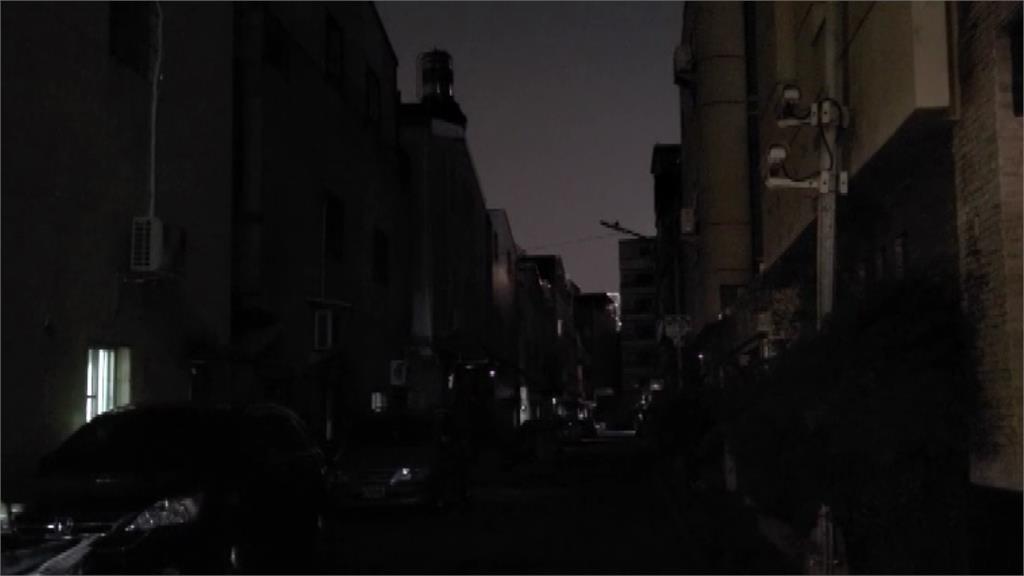 高雄前鎮區的路燈9月13日晚間突然停電。圖／台視新聞