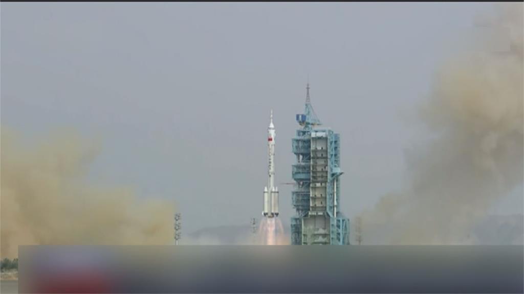 中國發射神舟16號太空船前往天宮太空站，與神舟15號人員成功會合。圖／畫面攝自AP