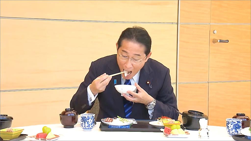 岸田文雄吃在福島近海捕獲的魚。圖／翻攝自X@首相官邸