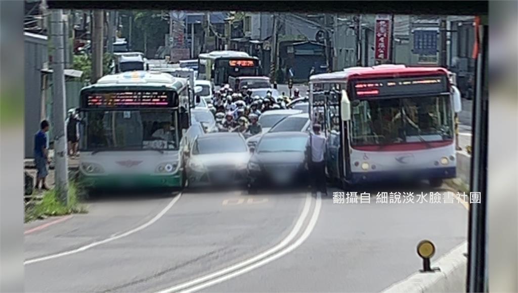 糗了！關渡橋轎車擦撞擋路中　公車「鑽縫失敗」卡死