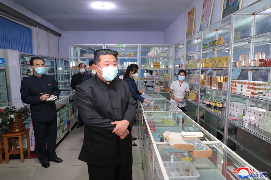 北韓新增近27萬人發燒，金正恩戴「2層口罩」視察。圖／翻攝自kcna.kp