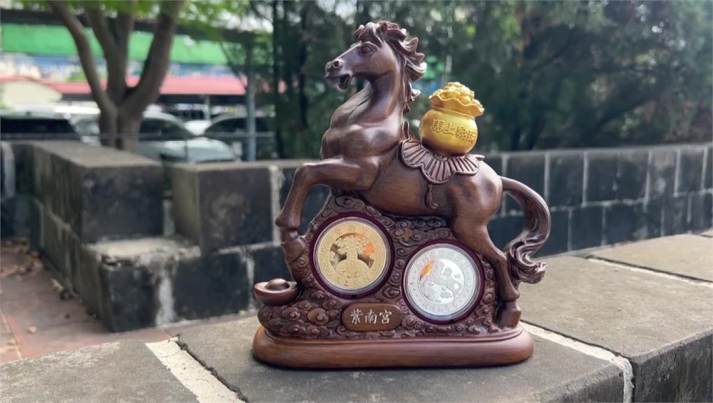 南投紫南宮元旦發「馬年錢母」逾10萬人排隊搶領 廟方曝擺放方式