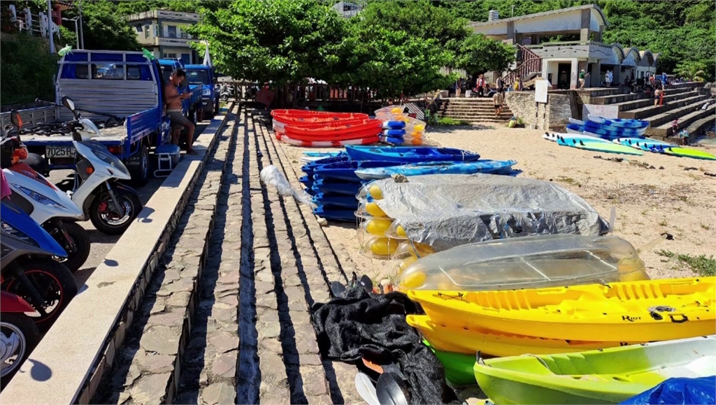 小琉球沙灘擺滿立槳。圖／台視新聞