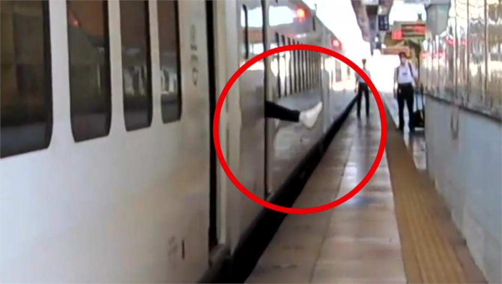 婦人不斷伸出腳，就是要阻擋火車門關閉，導致延誤。圖／台視新聞