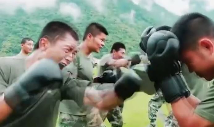 中國拉薩的民兵訓練基地上個月成立五支民兵隊，進行魔鬼訓練。圖：翻攝自微博