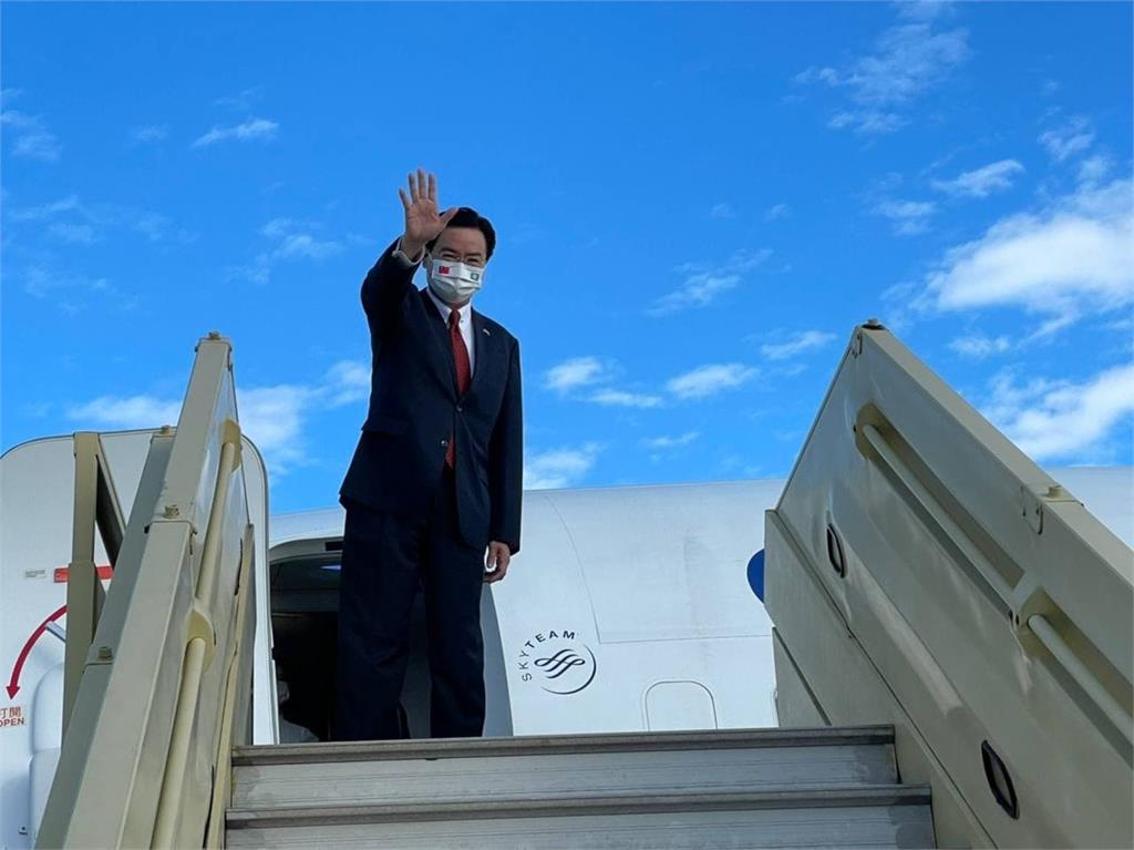 外交部長吳釗燮赴帛琉登機前揮手致意。圖：外交部提供
