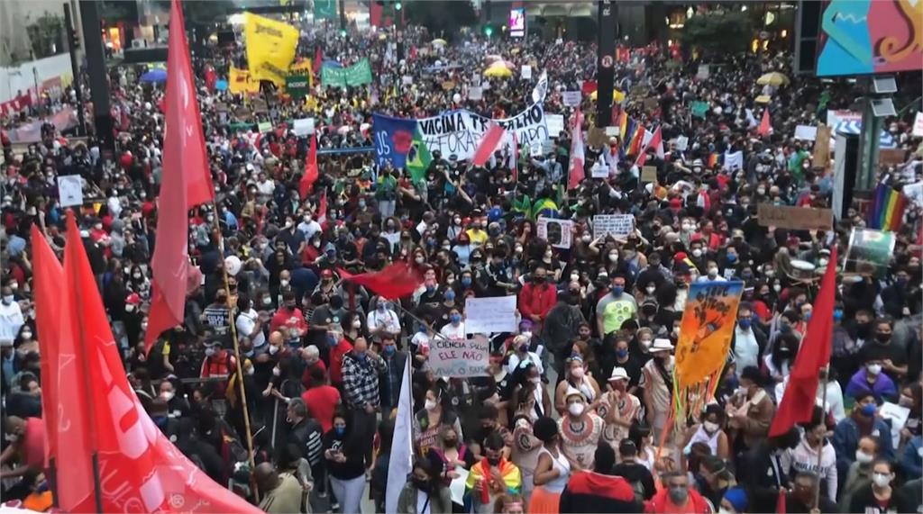 巴西民眾上街示威，要求波索納洛下台。圖／翻攝自AP Direct